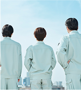 サービスエンジニア3人が並ぶ図