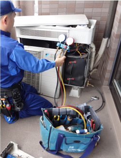 先輩インタビュー - エアコン修理業務の風景